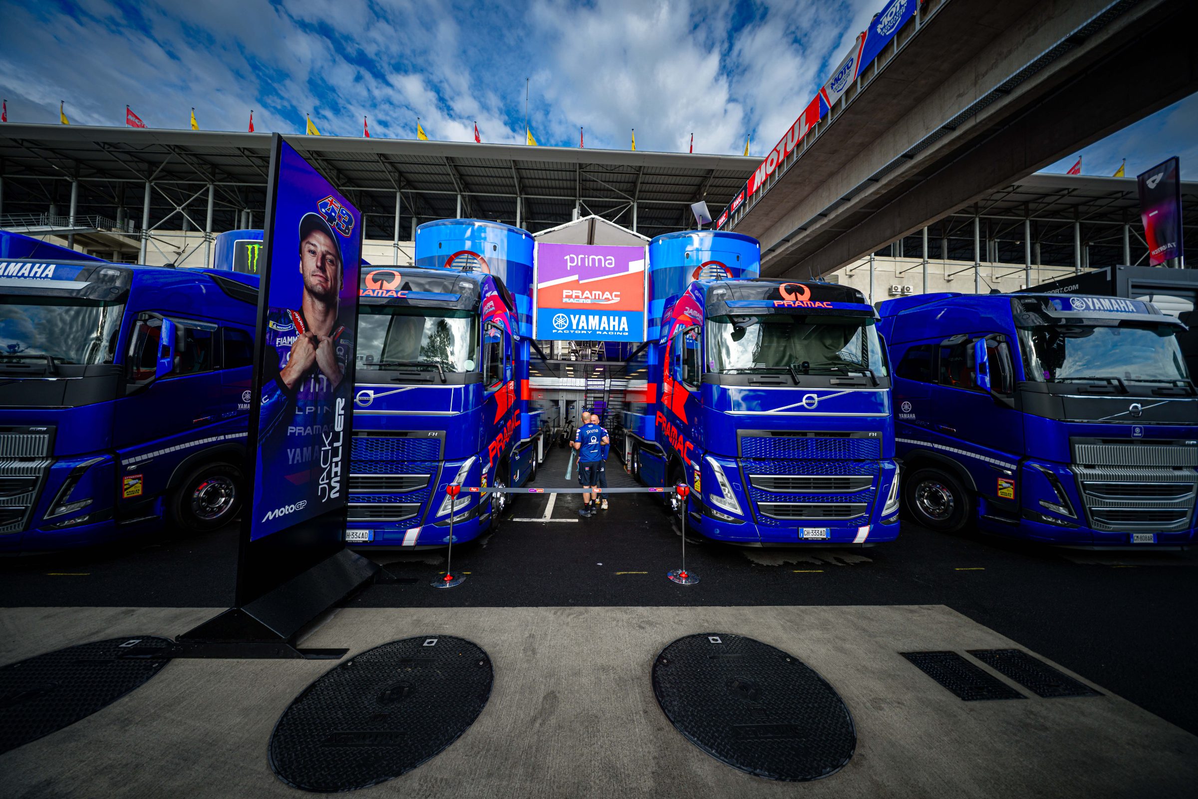 Truck hospitality del team Pramac Racing allineati nel paddock MotoGP sotto un cielo nuvoloso