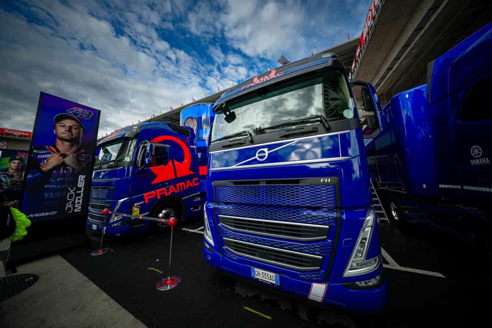 Truck hospitality Pramac Racing nel paddock con il banner del pilota